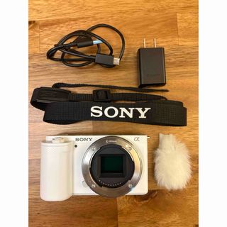 ソニー(SONY)の美品 ショット数784 sony zv-e10 ホワイト　ミラーレス一眼(ミラーレス一眼)