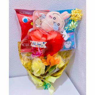 お菓子ブーケ バルーンブーケ ちいかわ うさぎ 花束 ハンドメイド 赤色 黄色(菓子/デザート)