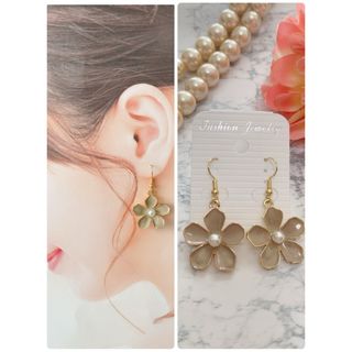 ハンドメイドピアス❤️おしゃれなくすみベージュフラワーピアス❤️パール　お花ピアス