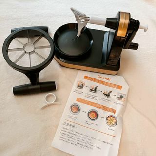 〇　手動 フルーツピーラー 吸盤付き ピーラー アップル (ブラック)(調理道具/製菓道具)