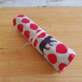 立てて使える！くるくるロールペンケース かぎ針ケース(パンサー)ハンドメイド