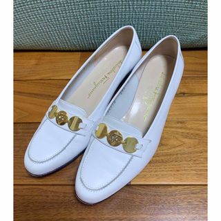 サルヴァトーレフェラガモ(Salvatore Ferragamo)のフェラガモ　ホワイトレザー ゴールド金具 パンプス (ハイヒール/パンプス)