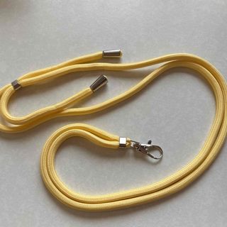 ダイソー(DAISO)のダイソー　スマホショルダー　黄色　イエロー(ストラップ/イヤホンジャック)