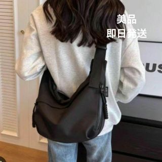 ユニクロ(UNIQLO)の【美品】試着のみ　UNIQLO　ショルダーバッグ　黒　肩がけ　かばん　ナイロン(ショルダーバッグ)