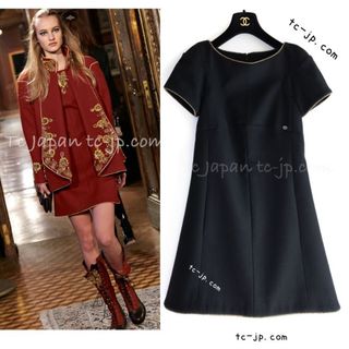 シャネル(CHANEL)のシャネル ワンピース CHANEL ブラック 黒 ゴールド トリム メルトン ウール ランウェイ登場 34 36 カールラガーフェルド 高見え 最高峰メティエダール 貴重(ミニワンピース)
