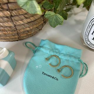 ティファニー　ツイストフープピアス　ミディアム　Ꮶ18イエローゴールド