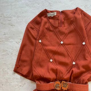 ヴィンテージ(VINTAGE)の昭和レトロウエストベルト付きフレアワンピースレンガカラー貝殻風ビーズ付きL1(ロングワンピース/マキシワンピース)