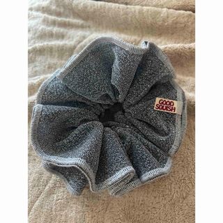 ユナイテッドアローズ(UNITED ARROWS)のgoodsquish グレーラメフリルシュシュ 新品未使用品(ヘアゴム/シュシュ)