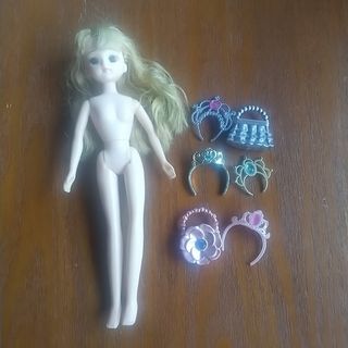 リカちゃん人形とカチューシャ、バッグ