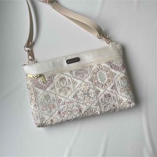 インド刺繍ホワイトと合皮パールホワイト　ポシェット　ハンドメイド