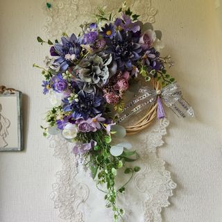 アートフラワーリース　パープルのダリアと　W30cm 前後x H 50
