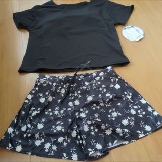 お洋服感覚の水着　黒Tシャツと花柄ショートパンツセット　13号　LL〜3L(水着)