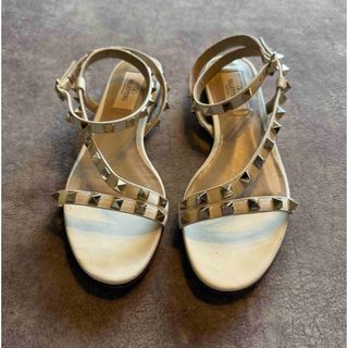 ヴァレンティノガラヴァーニ(valentino garavani)のValentino Garavani ロックスタッズ　フラットサンダル　白(サンダル)