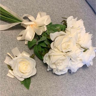 ホワイトバラの造花ブーケとブートニア