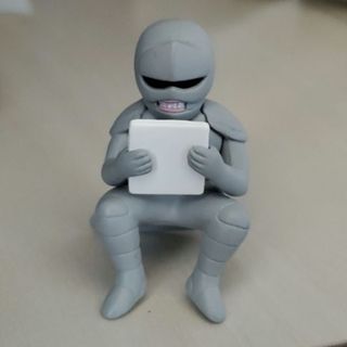 座るちいかわ 鎧さん