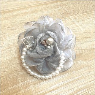 005 ハンドメイド コサージュ パール 卒業式　卒園式　オーガンジー  グレー(コサージュ/ブローチ)