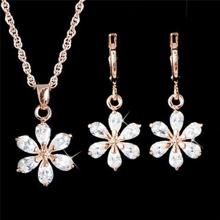 ゴージャス◆花柄２点セットczダイヤモンドネックレス＆ピアス★ゴールドK18加工(ネックレス)