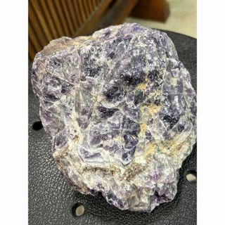 大化けするかも❣️❣️    天然紫色石     原石  不透明     １８７２g(置物)