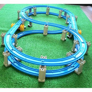 プラレールシリーズ(プラレールシリーズ)のプラレール「8の字立体交差」Cタイプ レイアウト 洗浄済み(鉄道模型)