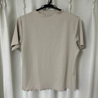 ジーユー(GU)のGU大きめサイズ フリルトップス美品 ベージュカラー 淡色 冷感 夏用(シャツ/ブラウス(半袖/袖なし))
