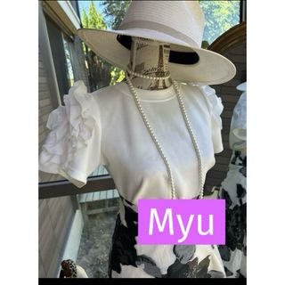 綺麗なお姉さんのMyuお洒落デザイントップス