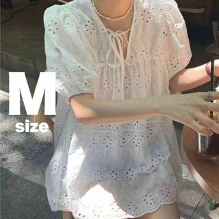 ブラウス　白　M チュニック　パフスリーブ　レース　パンチング　リボン　半袖(チュニック)