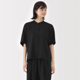 ムジルシリョウヒン(MUJI (無印良品))の新品未使用　無印良品 なめらかリヨセル混五分袖ブラウス 婦人　黒柄(シャツ/ブラウス(半袖/袖なし))