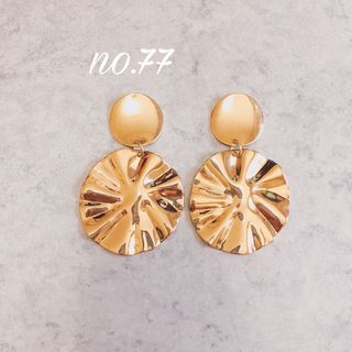 no.77 大ぶり メタル 花びら ピアス、イヤリング