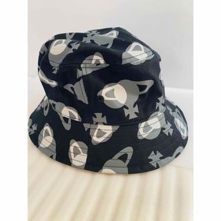ヴィヴィアンウエストウッド(Vivienne Westwood)の新品　ヴィヴィアンウエストウッド オーブ総柄 バケットハット ブラック 小物(ハット)