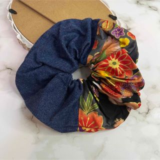 昭和レトロなシュシュ　花柄　デニム　手作り(ヘアゴム/シュシュ)