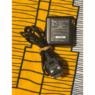 エヌティティドコモ(NTTdocomo)のau ACアダプター　携帯電話　充電器　JA1-C407H(変圧器/アダプター)