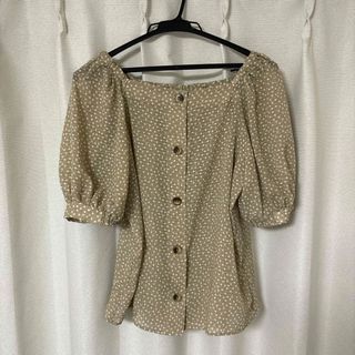 ジーユー(GU)のGU 美品 淡色女子 ベージュコーデ 水玉ドットフリルトップス 涼しい 夏用(シャツ/ブラウス(半袖/袖なし))