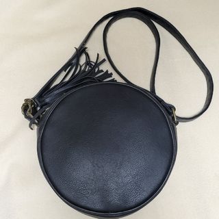 ラウンド型ショルダーバッグ　丸型　黒　フリンジ付き(ショルダーバッグ)