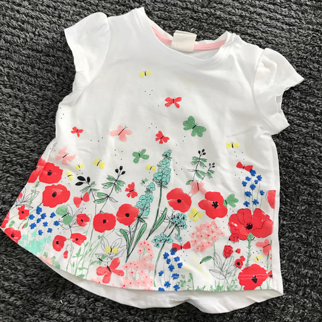 H&M(エイチアンドエム)のH&M 花柄Tシャツ 4-6M キッズ/ベビー/マタニティのベビー服(~85cm)(Ｔシャツ)の商品写真