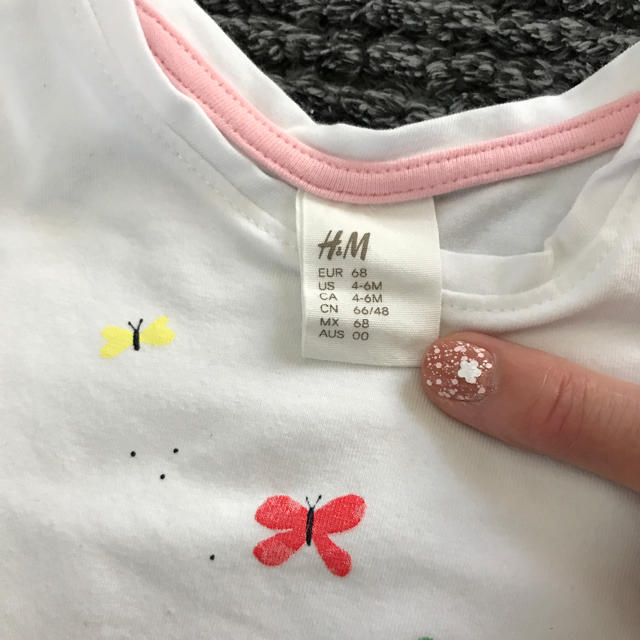 H&M(エイチアンドエム)のH&M 花柄Tシャツ 4-6M キッズ/ベビー/マタニティのベビー服(~85cm)(Ｔシャツ)の商品写真