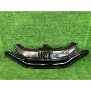 ホンダ(ホンダ)のフィット GP5 ラジエーターグリル・フロントグリル ハイブリッド Fパッケージ 71120-T5C-003 NH731P(車種別パーツ)