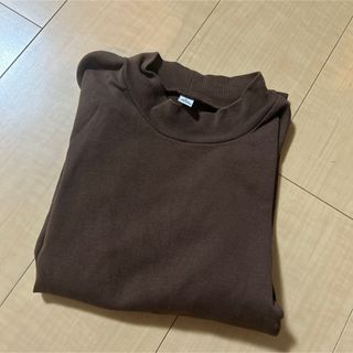 ユニクロ(UNIQLO)のUNIQLO ハイネック　半袖tシャツ　ブラウン(Tシャツ(半袖/袖なし))