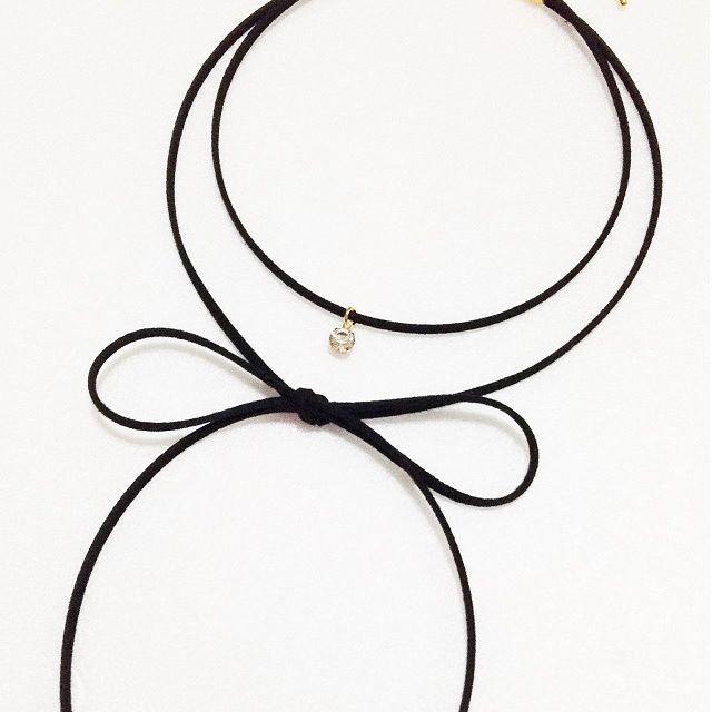 リボンチョーカー　黒　ストーンチャーム付き ハンドメイドのアクセサリー(ネックレス)の商品写真
