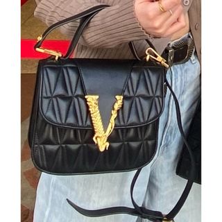 ヴェルサーチ(VERSACE)のVERSACE ヴェルサーチェ 本革 ハンドバッグ 黒 ゴールド 金具(ハンドバッグ)