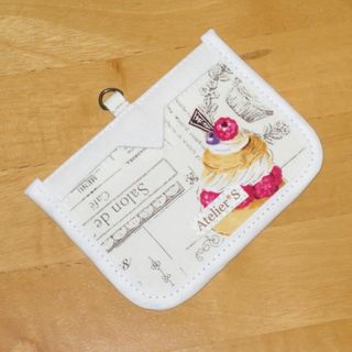 ハンドメイド★カードホルダー/パスケース★スイーツと英字柄（アイボリー）