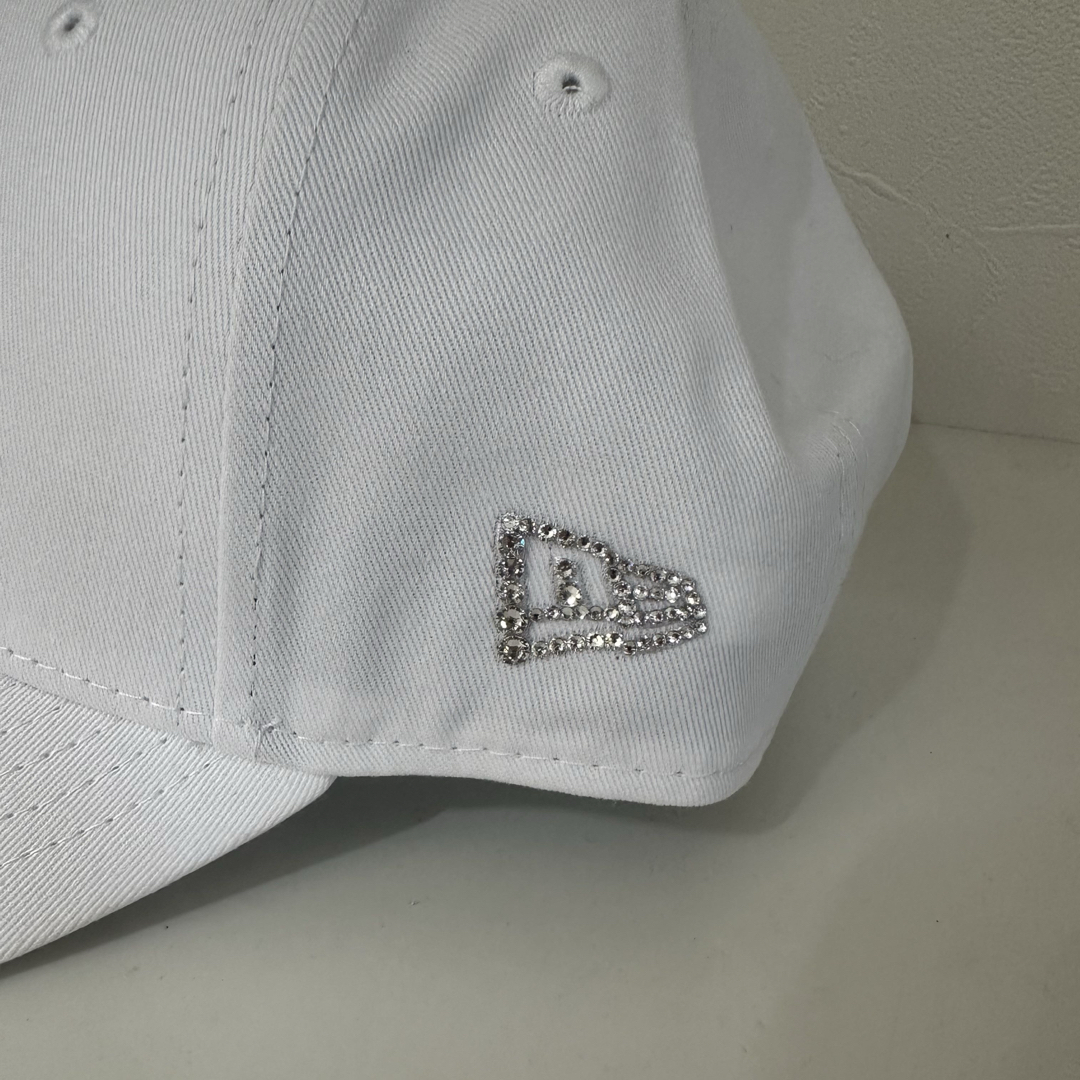 新品NEWERAニューエラホワイト9FORTYキャップユニセックス デコ NEW ERA - NEWERA スワロフスキー デコキャップ [NYホワイト