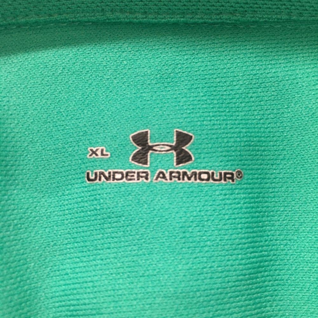 UNDER ARMOUR(アンダーアーマー)の【美品】アンダーアーマー 半袖ポロシャツ グリーン ロゴ黒 メンズ XL ゴルフウェア UNDER ARMOUR スポーツ/アウトドアのゴルフ(ウエア)の商品写真