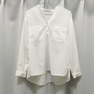 アーヴェヴェ(a.v.v)のスリット入り スキッパーシャツ(シャツ/ブラウス(長袖/七分))