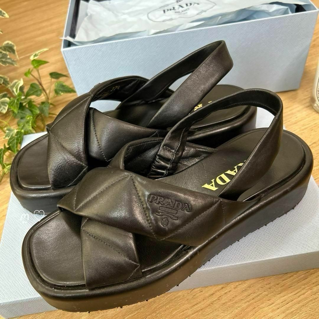 【スタイルUP】PRADA パデッドレザープラットフォームサンダル PRADA - PRADA プラダ パデッドナッパレザーフラットフォーム
