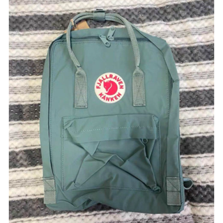 ⭐️激レア初期PRADA V136ナイロンバックパックカーキ ⭐️激レア初期PRADA V136ナイロンバックパックカーキ - メルカリ