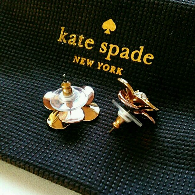 kate spade new york(ケイトスペードニューヨーク)の【専用】新品　kate spade　お花のピアス レディースのアクセサリー(ピアス)の商品写真