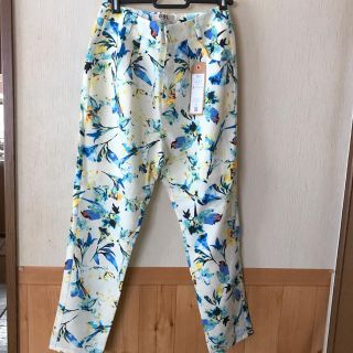 グレイル(GRL)のGRL◆新品花柄テーパードパンツ(クロップドパンツ)