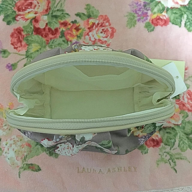 LAURA ASHLEY(ローラアシュレイ)のローラアシュレイ コスメポーチ レディースのファッション小物(ポーチ)の商品写真