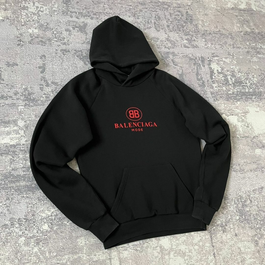 【関税込み】バレンシアガ BB ロゴ エンボス パーカー BALENCIAGA - 【人気ブラック】バレンシアガ センターロゴ