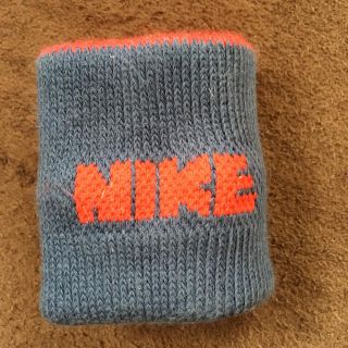 ナイキ(NIKE)の【NIKE】ナイキ リストバンド グレー レッド (バングル/リストバンド)